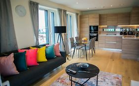 Thames View 2 Bed Apartment With Balcony